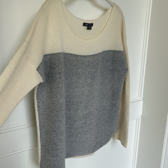 VINCE Cashmere grey and cream color block Women’s Small Long Sleeve Sweater - Picture 4 of 7